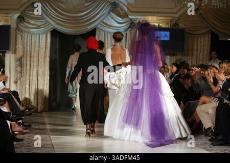 Sep 10, 2007 - New York, NY, États-Unis - défilé printemps été 2008 pour la créatrice turque et musulmane Rabia Yalcin lors de la New York Couture Fashion week 2008 õn New York (crédit image : Mehmet Demirci/ZUMAPRESS.com) Banque D'Images