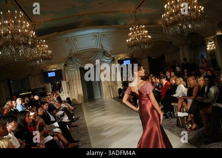 Sep 10, 2007 - New York, NY, États-Unis - défilé printemps été 2008 pour la créatrice turque et musulmane Rabia Yalcin lors de la New York Couture Fashion week 2008 õn New York (crédit image : Mehmet Demirci/ZUMAPRESS.com) Banque D'Images