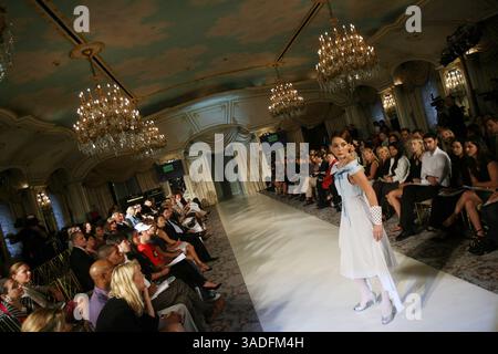 Sep 10, 2007 - New York, NY, États-Unis - défilé printemps été 2008 pour la créatrice turque et musulmane Rabia Yalcin lors de la New York Couture Fashion week 2008 õn New York (crédit image : Mehmet Demirci/ZUMAPRESS.com) Banque D'Images