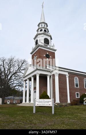 FRAMINGHAM, MASSACHUSETTS - 28 mars 2025 : la première église universaliste unitaire paroissiale sur le Framinghan Centre Common. Banque D'Images