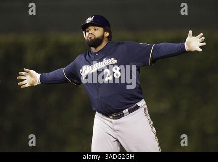 19 septembre 2011 - Milwaukee, WI, États-Unis - le Prince Fielder des Brewers de Milwaukee fait des gestes après avoir frappé un doublé contre les Cubs de Chicago au Wrigley Field à Chicago, Illinois, le 19 septembre 2011. Fielder signe un contrat de 214 millions de dollars pour neuf ans avec les Tigers de Detroit le mardi 24 janvier 2012. (Crédit image : © Benny Sieu/Milwaukee Journal Sentinel/MCT/ZUMAPRESS.com) Banque D'Images