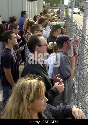 20 novembre 2003 ; Santa Barbara, CA, États-Unis ; les spectateurs regardent la voiture de Michael Jackson arriver au département du shérif de Santa Barbara jeudi. Jackson procéda pour faire la caution de 3 millions de dollars et retourna à Las Vegas. Jackson nie les accusations de multiples chefs d'accusation de conduite obscène avec un enfant de moins de 14 ans. . (Crédit image : Mike Eliason/ZUMAPRESS.com) Banque D'Images