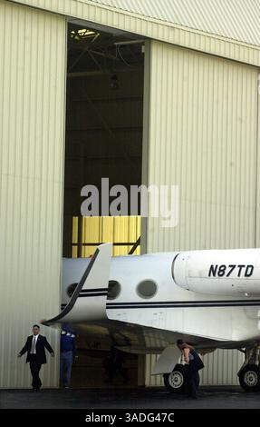 20 novembre 2003 ; Santa Barbara, CA, États-Unis ; L'avion transportant Michael Jackson et son entourage à Santa Barbara est plongé dans le hangar pour empêcher les médias et les spectateurs de voir la superstar pop. Jackson vient à Santa Barbara pour se rendre au département du shérif du comté de Santa Barbara. . (Crédit image : Mike Eliason/ZUMAPRESS.com) Banque D'Images