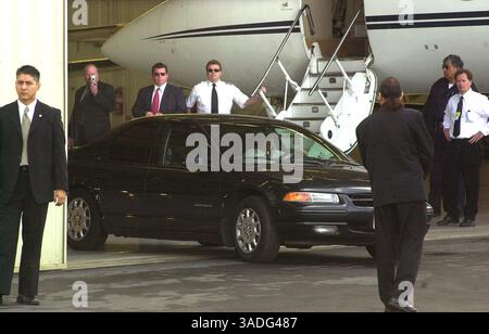 20 novembre 2003 ; Santa Barbara, CA, États-Unis ; Michael Jackson est emmené loin de son avion privé à l'aéroport de Santa Barbara. Jackson vient à Santa Barbara pour se rendre au département du shérif du comté de Santa Barbara. . (Crédit image : Mike Eliason/ZUMAPRESS.com) Banque D'Images