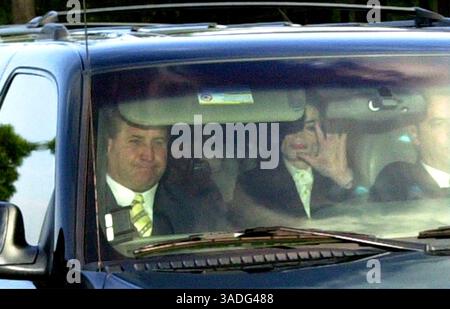 20 novembre 2003 ; Santa Barbara, CA, États-Unis ; MICHAEL JACKSON est emmené loin de son avion privé à l'aéroport de Santa Barbara. Jackson vient à Santa Barbara pour se rendre au département du shérif du comté de Santa Barbara. . (Crédit image : Mike Eliason/ZUMAPRESS.com) Banque D'Images