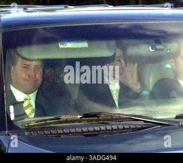 20 novembre 2003 ; Santa Barbara, CA, États-Unis ; MICHAEL JACKSON est emmené loin de son avion privé à l'aéroport de Santa Barbara. Jackson vient à Santa Barbara pour se rendre au département du shérif du comté de Santa Barbara. . (Crédit image : Mike Eliason/ZUMAPRESS.com) Banque D'Images