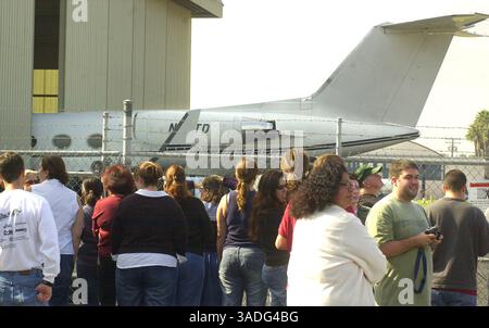 20 novembre 2003 ; Santa Barbara, CA, États-Unis ; L'avion transportant Michael Jackson et son entourage à Santa Barbara est plongé dans le hangar pour empêcher les médias et les spectateurs de voir la superstar pop. Jackson vient à Santa Barbara pour se rendre au département du shérif du comté de Santa Barbara. . (Crédit image : Mike Eliason/ZUMAPRESS.com) Banque D'Images