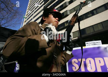 18 nov. 2009 - Séoul, Corée du Sud - Un manifestant sud-coréen vêtu d'un uniforme militaire nord-coréen participe à un rassemblement contre les violations des droits humains par la Corée du Nord, en prévision de la visite prévue du président Obama, près de l'ambassade des États-Unis à Séoul, en Corée du Sud (crédit image : Dong-min Jang/ZUMAPRESS.com) Banque D'Images