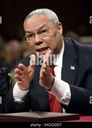 COLIN POWELL (5 avril 1937 - 18 octobre 2021) était un homme politique américain, diplomate et général quatre étoiles qui a servi comme le 65e secrétaire d'État des États-Unis de 2001 à 2005, comme le 16e conseiller à la sécurité nationale des États-Unis de 1987 à 1989 et comme le 12e président des chefs d'état-major interarmées de 1989 à 1993. PHOTO PRISE : 23 mars 2004, Washington, District of Columbia, États-Unis : le secrétaire d'État COLIN POWELL prend la parole lors d'une audience de la Commission nationale sur les attaques terroristes contre les États-Unis au Capitole. (Crédit image : © Chris Kleponis/ZUMAPRESS.com) Banque D'Images