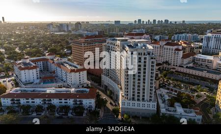 Vue aérienne de Coral Gables au coucher du soleil avec des bâtiments de style méditerranéen et Miami skyline au loin. Banque D'Images