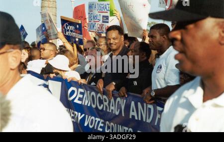 13 novembre 2000 ; West Palm Beach, Floride, États-Unis ; le révérend JESSE JACKSON lie les armes avec les résidents de Floride lors d'une marche « équité dans la démocratie » à West Palm Beach, Floride. . (Crédit image : Kelly Owen/ZUMAPRESS.com) Banque D'Images