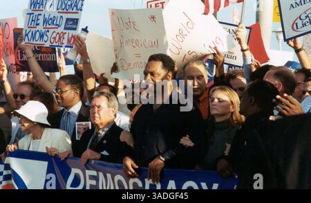 13 novembre 2000 ; West Palm Beach, Floride, États-Unis ; le révérend JESSE JACKSON lie les armes avec les résidents de Floride lors d'une marche « équité dans la démocratie » à West Palm Beach, Floride. . (Crédit image : Kelly Owen/ZUMAPRESS.com) Banque D'Images
