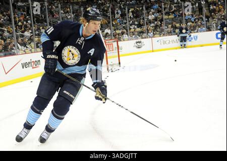 11 février 2012 - Pittsburgh, PENNSYLVANNIA, U. S - Penguins de Pittsburgh Jordan Staal (11 ans) est de retour sur la glace alors que les Penguins de Pittsburgh affrontent les jets de Winnipeg au CONSOL Energy Center à Pittsburgh, PA. (Crédit image : © Steve Dietz/Southcreek/ZUMAPRESS.com) Banque D'Images