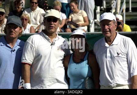 02 décembre 2001 ; Delray Beach, Floride, États-Unis ; JIM COURIER, CHEVY CHASE, CHRIS EVERT et GEORGE BUSH lors de la 12e classique annuelle de tennis caritatif Chris Evert Pro-Celebrity à Delray Beach. (Crédit image : Kelly Owen/ZUMAPRESS.com) Banque D'Images