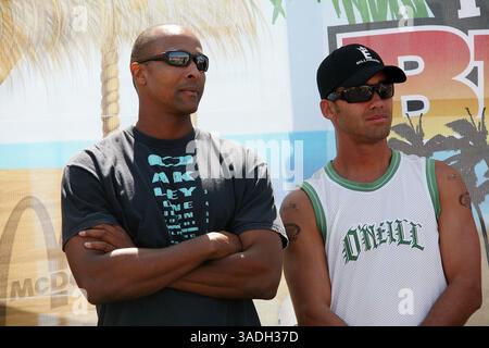 07 juin 2008 - Hermosa Beach, Californie, États-Unis - les joueurs de volley-ball DAIN BLANTON et ALBERT HANNEMANN lors de la cérémonie de retraite d'Eric Fonoimona à l'AVP Hermosa Beach Open à la jetée de Hermosa Beach, Californie. Le médaillé d'or olympique de 2000 a disputé son dernier match dans sa ville natale, perdant avec son partenaire Dain Blanton au deuxième tour de l'Open de plage de Hermosa. Dans sa carrière professionnelle, il a gagné 15 fois, dont au moins une fois par an de 1998 à 2004. Il était le joueur le plus précieux de l'AVP Tour en 2002, mais son moment brillant était la course d'or improbable que lui et Blanton ont faite en tant que l'équipe i du No. 9-Seed Banque D'Images