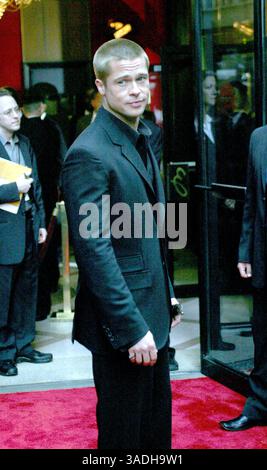 10 mai 2004 ; New York, NY, États-Unis ; L'acteur BRAD PITT à la première de 'Troy' à New York.. (Crédit image : Helena Kubicka/ZUMAPRESS.com) Banque D'Images