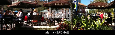 8 avril 2011 - Miami, FL, États-Unis - cette vue panoramique faite de plusieurs photographies assemblées, montre Balans situé dans Mary Brickell Village qui offre un menu de style brasserie-café moderne. C'est un endroit idéal pour s'asseoir à une table sur le trottoir, manger et regarder les gens. Mary Brickell Village est accessible à partir de trois arrêts différents sur le Metromover - Eighth Street Station, Tenth Street/Promenade Station et Brickell Station. (Crédit image : © Mark Hames/Charlotte observer/MCT/ZUMAPRESS.com) Banque D'Images