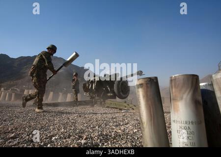 02 août 2009 - FOB Kala Gush, Nangahar, Afghanistan - un soldat de l'Armée nationale afghane jette des munitions usagées pour un canon d'artillerie D30 de 120 mm de fabrication russe tirant sur des positions taliban à partir de la base opérationnelle avancée de Kala Gush dans les montagnes Hindu Kush près de la frontière pakistanaise (crédit image : Simon Klingert/ZUMAPRESS.com) Banque D'Images