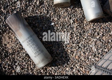 02 août 2009 - FOB Kala Gush, Nangahar, Afghanistan - munitions épuisées pour un canon d'artillerie D30 de 120 mm de l'Armée nationale afghane de fabrication russe tirant sur des positions taliban à partir de la base opérationnelle avancée de Kala Gush dans les montagnes Hindu Kush près de la frontière pakistanaise (crédit image : Simon Klingert/ZUMAPRESS.com) Banque D'Images