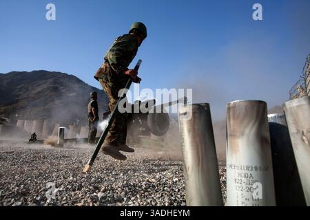 02 août 2009 - FOB Kala Gush, Nangahar, Afghanistan - un soldat de l'Armée nationale afghane jette des munitions usagées pour un canon d'artillerie D30 de 120 mm de fabrication russe tirant sur des positions taliban à partir de la base opérationnelle avancée de Kala Gush dans les montagnes Hindu Kush près de la frontière pakistanaise (crédit image : Simon Klingert/ZUMAPRESS.com) Banque D'Images