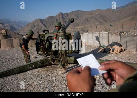 02 août 2009 - FOB Kala Gush, Nangahar, Afghanistan - des soldats de l'Armée nationale afghane tirent un canon d'artillerie russe D30 sur des positions taliban depuis la base opérationnelle avancée de Kala Gush dans les montagnes Hindu Kush près de la frontière pakistanaise (crédit image : Simon Klingert/ZUMAPRESS.com) Banque D'Images