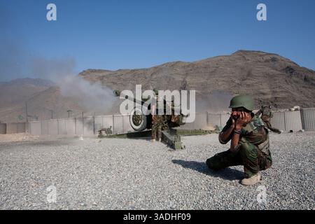 02 août 2009 - FOB Kala Gush, Nangahar, Afghanistan - des soldats de l'Armée nationale afghane ajustent l'azimut et l'élévation d'un canon d'artillerie russe D30 tirant sur des positions taliban à partir de la base opérationnelle avancée Kala Gush dans les montagnes de l'Hindu Kush près de la frontière pakistanaise (crédit image : Simon Klingert/ZUMAPRESS.com) Banque D'Images