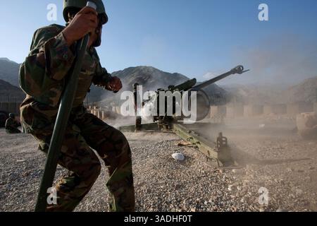 02 août 2009 - FOB Kala Gush, Nangahar, Afghanistan - un soldat de l'Armée nationale afghane court pour apporter des munitions pour un canon d'artillerie russe D30 de 120 mm tirant sur des positions taliban depuis la base opérationnelle avancée de Kala Gush dans les montagnes de l'Hindu Kush près de la frontière pakistanaise (crédit image : Simon Klingert/ZUMAPRESS.com) Banque D'Images
