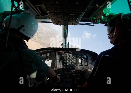 02 août 2009 - FOB Kala Gush, Nangahar, Afghanistan - vue du cockpit d'un hélicoptère Bell 212 sous contrat civil alors qu'il approche de la base opérationnelle avancée de Kala Gush dans les montagnes Hindu Kush près de la frontière pakistanaise (crédit image : Simon Klingert/ZUMAPRESS.com) Banque D'Images