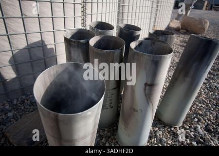 02 août 2009 - FOB Kala Gush, Nangahar, Afghanistan - munitions épuisées pour un canon d'artillerie D30 de 120 mm de l'Armée nationale afghane de fabrication russe tirant sur des positions taliban à partir de la base opérationnelle avancée de Kala Gush dans les montagnes Hindu Kush près de la frontière pakistanaise (crédit image : Simon Klingert/ZUMAPRESS.com) Banque D'Images