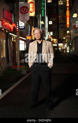 09 mai 2008 - Tokyo, Japon - MANABU MIYAZAKI, 63 ans, auteur de Toppamono, né à Yakuza. En 1965, il entersÊ Université Waseda à Tokyo, rejoint l'activisme étudiant ou la révolte étudiante. Dans les années 70, il avait travaillé comme journaliste pour le magazine hebdomadaire d'information 'Shukan Gendai.' Miyazaki posant pour la caméra à Kabuki-cho, anÊentertainment et le quartier rouge de Shinjuku (crédit image : Ko Sasak/ZUMAPRESS.com) Banque D'Images