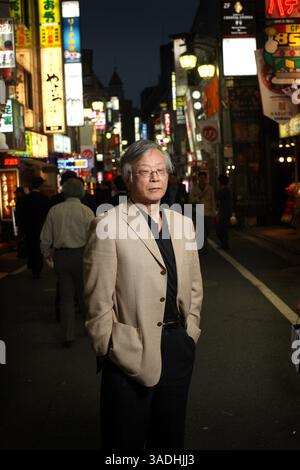 09 mai 2008 - Tokyo, Japon - MANABU MIYAZAKI, 63 ans, auteur de Toppamono, né à Yakuza. En 1965, il entersÊ Université Waseda à Tokyo, rejoint l'activisme étudiant ou la révolte étudiante. Dans les années 70, il avait travaillé comme journaliste pour le magazine hebdomadaire d'information 'Shukan Gendai.' Miyazaki posant pour la caméra à Kabuki-cho, anÊentertainment et le quartier rouge de Shinjuku (crédit image : Ko Sasak/ZUMAPRESS.com) Banque D'Images