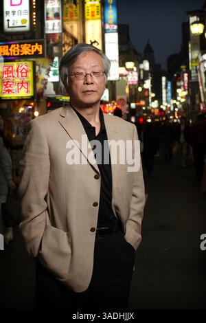 09 mai 2008 - Tokyo, Japon - MANABU MIYAZAKI, 63 ans, auteur de Toppamono, né à Yakuza. En 1965, il entersÊ Université Waseda à Tokyo, rejoint l'activisme étudiant ou la révolte étudiante. Dans les années 70, il avait travaillé comme journaliste pour le magazine hebdomadaire d'information 'Shukan Gendai.' Miyazaki posant pour la caméra à Kabuki-cho, anÊentertainment et le quartier rouge de Shinjuku (crédit image : Ko Sasak/ZUMAPRESS.com) Banque D'Images