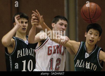 23 janvier 2004 - Palo Alto, CA, États-Unis - dans cette photo de dossier du 23 janvier 2004, Jeremy Lin, à droite, et Ben Schwartz (10) tentent d'obtenir un ballon alors que Chris Mugler (12), joueur de Gunn High School, tient le bras de Lin à la deuxième période lors d'un match à Palo Alto, Californie. En tant que premier joueur américano-taïwanais de la NBA, la star des Knicks de New York, Lin, a eu six matchs consécutifs de 20 points ou plus depuis que le banc de chauffe a été inséré dans la rotation pour déclencher la plus longue course de New York depuis mars 2011 alors que Lin-Sanity commence. (Crédit image : © Dai Sugano/San Jose Mercury News/MCT/ZUMAPRESS.com) Banque D'Images