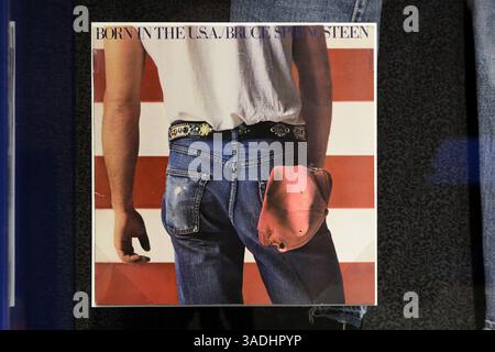 9 février 2012 - Philadelphie, PA, États-Unis - la couverture de l'album ''Born to Run'' fait partie de l'exposition ''From Asbury Park to the Promised Land : The Life and Music of Bruce Springsteen'' au National Constitution Center de Philadelphie, Pennsylvanie, le 9 février 2012. (Crédit image : © Tom Gralish/Philadelphia Inquirer/MCT/ZUMAPRESS.com) Banque D'Images