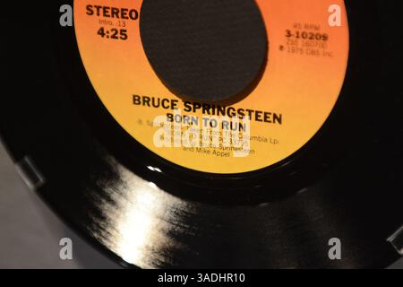 9 février 2012 - Philadelphie, PA, États-Unis - le single de l'album ''Born to Run'' fait partie de l'exposition ''From Asbury Park to the Promised Land : The Life and Music of Bruce Springsteen'' au National Constitution Center de Philadelphie, Pennsylvanie, le 9 février 2012. (Crédit image : © Tom Gralish/Philadelphia Inquirer/MCT/ZUMAPRESS.com) Banque D'Images