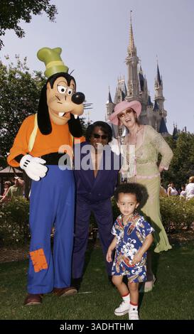 04 mai 2003 ; Lake Buena Vista, FL, États-Unis ; (PHOTO DU DOSSIER) le 'parrain de l'âme' JAMES BROWN a sorti une annonce pleine page avec cette photographie dans le numéro de juillet 21-27 de Variety, annonçant un divorce avec sa femme TOMI RAE BROWN.. (Crédit image : Preston Mack/ZUMAPRESS.com) Banque D'Images