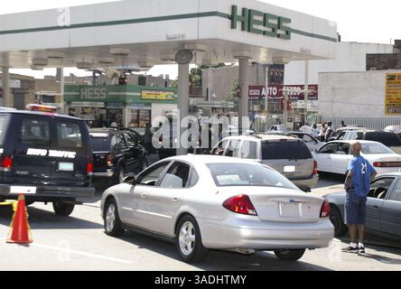 14 août 2003 ; Brooklyn, NY, États-Unis ; le réseau électrique de l'Ohio tombe en panne dans les principales villes de la côte est des États-Unis et du Canada, notamment New York, Hartford, Cleveland, Detroit, Toronto et Ottawa. Les New-Yorkais descendent dans les rues, les métros s'arrêtent dans une chaleur record et quatre centrales nucléaires sont fermées dans l'Ohio et l'État de New York. La sécurité intérieure et le maire de New York, Michael Bloomberg, ont déclaré qu'il n'y avait aucune preuve de terrorisme comme cause. Photo : les automobilistes attendent des heures pour obtenir du gaz à la station-service Hess à la 4ème Avenue et Sackett Street à Brooklyn.. (Crédit image : Don Murray/ZUMAPRESS.com) Banque D'Images