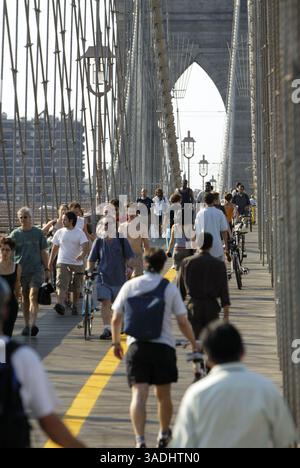 14 août 2003 ; Brooklyn, NY, États-Unis ; le réseau électrique de l'Ohio tombe en panne dans les principales villes de la côte est des États-Unis et du Canada, notamment New York, Hartford, Cleveland, Detroit, Toronto et Ottawa. Les New-Yorkais descendent dans les rues, les métros s'arrêtent dans une chaleur record et quatre centrales nucléaires sont fermées dans l'Ohio et l'État de New York. La sécurité intérieure et le maire de New York, Michael Bloomberg, ont déclaré qu'il n'y avait aucune preuve de terrorisme comme cause. Sur la photo : avec le métro toujours fermé après le plus grand black-out de l'histoire des États-Unis, les New Yorkers se déplacent à pied sur le pont de Brooklyn pour se rendre à Brooklyn. Banque D'Images