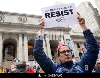 NY. 05th Apr, 2025. Manifestants, signes à une apparition publique pour Hands Off ! New York City Fights Back Rally, New York, NY, 5 avril 2025. Crédit : Kristin Callahan/Everett Collection/Alamy Live News Banque D'Images