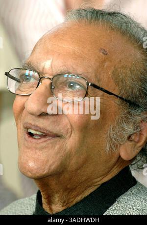 05 février 2005 ; New Dehli, Inde ; Pandit ravi Shankar (C) pose pour une photographie avec son équipe de musiciens américains, à New Delhi le 01 février 2005. Le maestro indien Sitar a amené six musiciens américains extrêmement talentueux en Inde pour former un groupe appelé Jazzmin (nommé d'après un album de lui, enregistré dans le Õ70s), qui se produira à Mumbai, Pune, Goa, Bangalore et Delhi, à partir du 09 février 2005. (Crédit image : TC Malhotra/ZUMAPRESS.com) Banque D'Images