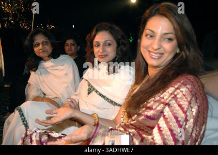 04 déc. 2004 ; New Delhi, États-Unis ; actrice indienne Juhi Chawla, à droite, à une réception à New Delhi. L'Inde est le plus grand pays de production de films au monde. L'industrie cinématographique indienne (populairement appelée Bollywood), est célèbre pour faire des films hindi, avec leur mélange de mélodrame, romance, chansons et action. (Crédit image : TC Malhotra/ZUMAPRESS.com) Banque D'Images