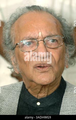 05 février 2005 ; New Dehli, Inde ; Pandit ravi Shankar (C) pose pour une photographie avec son équipe de musiciens américains, à New Delhi le 01 février 2005. Le maestro indien Sitar a amené six musiciens américains extrêmement talentueux en Inde pour former un groupe appelé Jazzmin (nommé d'après un album de lui, enregistré dans le Õ70s), qui se produira à Mumbai, Pune, Goa, Bangalore et Delhi, à partir du 09 février 2005. (Crédit image : TC Malhotra/ZUMAPRESS.com) Banque D'Images