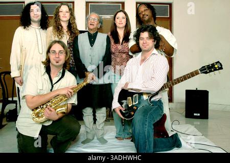 05 février 2005 ; New Dehli, Inde ; Pandit ravi Shankar (C) pose pour une photographie avec son équipe de musiciens américains, à New Delhi le 01 février 2005. Le maestro indien Sitar a amené six musiciens américains extrêmement talentueux en Inde pour former un groupe appelé Jazzmin (nommé d'après un album de lui, enregistré dans le Õ70s), qui se produira à Mumbai, Pune, Goa, Bangalore et Delhi, à partir du 09 février 2005. (Crédit image : TC Malhotra/ZUMAPRESS.com) Banque D'Images