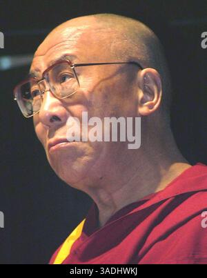 25 février 2005 ; New Delhi, INDE ; le chef spirituel exilé du Tibet, LE DALAÏ LAMA, gestes à la fonction à New Delhi. Le Dalaï Lama inaugurera le match d'ouverture de la tournée de cricket pakistanaise en Inde la semaine prochaine. (Crédit image : TC Malhotra/ZUMAPRESS.com) Banque D'Images
