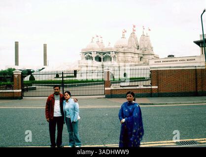 29 juillet 2005 ; Londres, Angleterre, Royaume-Uni ; (PHOTO DU FICHIER : date inconnue) touristes au temple hindou Shree Swami Narayan. Au moins quatre bombes ont frappé le système de transport londonien le 21 juillet 2005 dans la deuxième attaque apparente, après les attentats du 7 juillet dans lesquels au moins 56 personnes ont trouvé la mort. (Crédit image : Dan MacMedan/ZUMAPRESS.com) Banque D'Images