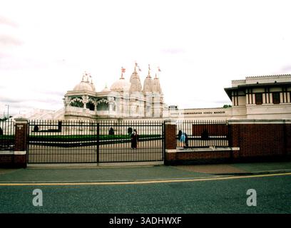 29 juillet 2005 ; Londres, Angleterre, Royaume-Uni ; (PHOTO DU FICHIER : date inconnue) touristes au temple hindou Shree Swami Narayan. Au moins quatre bombes ont frappé le système de transport londonien le 21 juillet 2005 dans la deuxième attaque apparente, après les attentats du 7 juillet dans lesquels au moins 56 personnes ont trouvé la mort. (Crédit image : Dan MacMedan/ZUMAPRESS.com) Banque D'Images