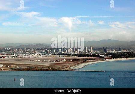 30 novembre 2003 ; San Diego, Californie, États-Unis ; point Loma a été le premier aperçu, de ce qui allait devenir la Californie, qui a accueilli les Européens quand ils ont navigué sur la côte du Mexique en 1542. La péninsule se jette dans l'océan Pacifique et crée l'abri pour la baie de San Diego. ÊBallast point, site du débarquement de 1542 par Rodriquez Cabrillo et son équipage, est nommé d'après les pavés chargés comme ballast pour remplacer les marchandises plus tard livrées à San Diego en pleine croissance. Aujourd'hui, le Cabrillo Monument Park, qui fait partie du National Park Service, juste au-dessus de ballast point propose des expositions, des leçons d'histoire vivante et des visites Banque D'Images