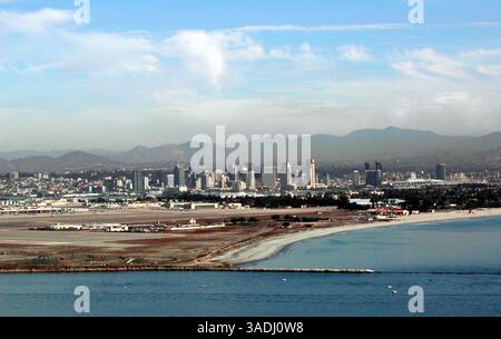 30 novembre 2003 ; San Diego, Californie, États-Unis ; point Loma a été le premier aperçu, de ce qui allait devenir la Californie, qui a accueilli les Européens quand ils ont navigué sur la côte du Mexique en 1542. La péninsule se jette dans l'océan Pacifique et crée l'abri pour la baie de San Diego. ÊBallast point, site du débarquement de 1542 par Rodriquez Cabrillo et son équipage, est nommé d'après les pavés chargés comme ballast pour remplacer les marchandises plus tard livrées à San Diego en pleine croissance. Aujourd'hui, le Cabrillo Monument Park, qui fait partie du National Park Service, juste au-dessus de ballast point propose des expositions, des leçons d'histoire vivante et des visites Banque D'Images