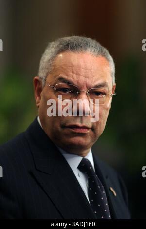 COLIN POWELL (5 avril 1937 - 18 octobre 2021) était un homme politique américain, diplomate et général quatre étoiles qui a servi comme le 65e secrétaire d'État des États-Unis de 2001 à 2005, comme le 16e conseiller à la sécurité nationale des États-Unis de 1987 à 1989 et comme le 12e président des chefs d'état-major interarmées de 1989 à 1993. PHOTO PRISE : 6 février 2004, New York, New York, États-Unis : le secrétaire d'État COLIN POWELL a reçu les éloges du Capitol Hill pour sa présentation aux Nations Unies sur la guerre avec l'Irak. (Crédit image : John Marshall Mantel/ZUMAPRESS.com) Banque D'Images