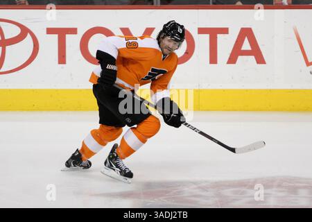 16 février 2012 - Philadelphie, Pennsylvanie, États-Unis d'Amérique - Scott Hartnell (#19) des Flyers de Philadelphie attend une passe pendant la première période du match entre les Sabres de Buffalo et les Flyers de Philadelphie au Wells Fargo Center. (Crédit image : © Bob Fina/Southcreek/ZUMAPRESS.com) Banque D'Images